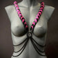 Armband Harness schwarz pink mit Ketten auf grauer Schaufensterpuppe, stylish und mutig