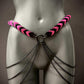 Armband-Harness schwarz-rosa mit Ketten an Schaufenstermodell, avantgardistischer Stil, mutig