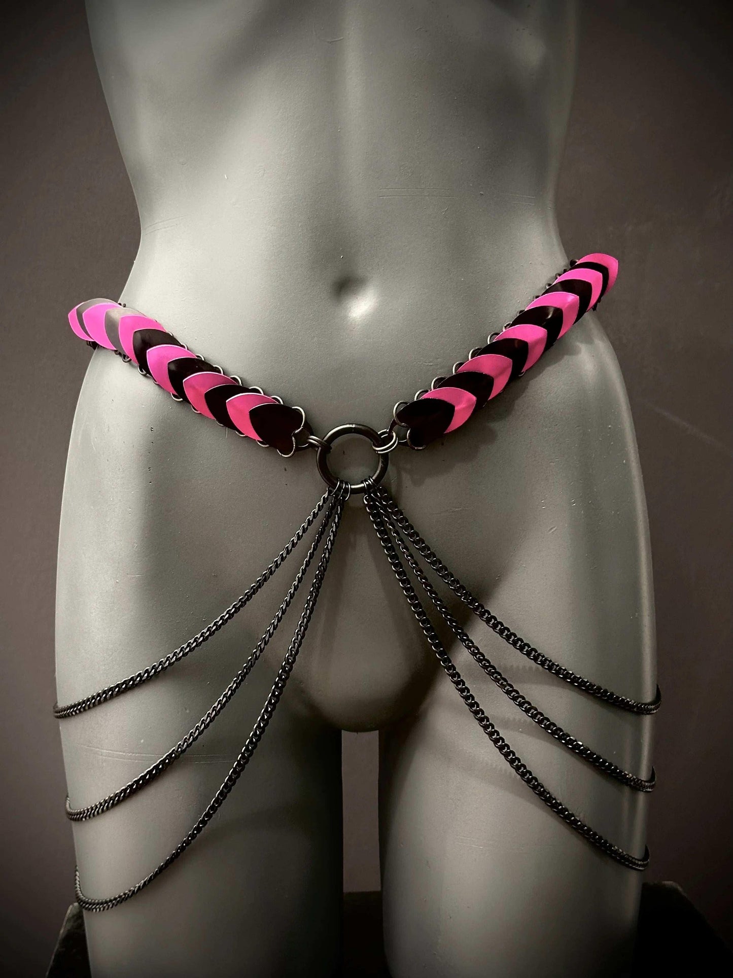 Armband-Harness schwarz-rosa mit Ketten an Schaufenstermodell, avantgardistischer Stil, mutig