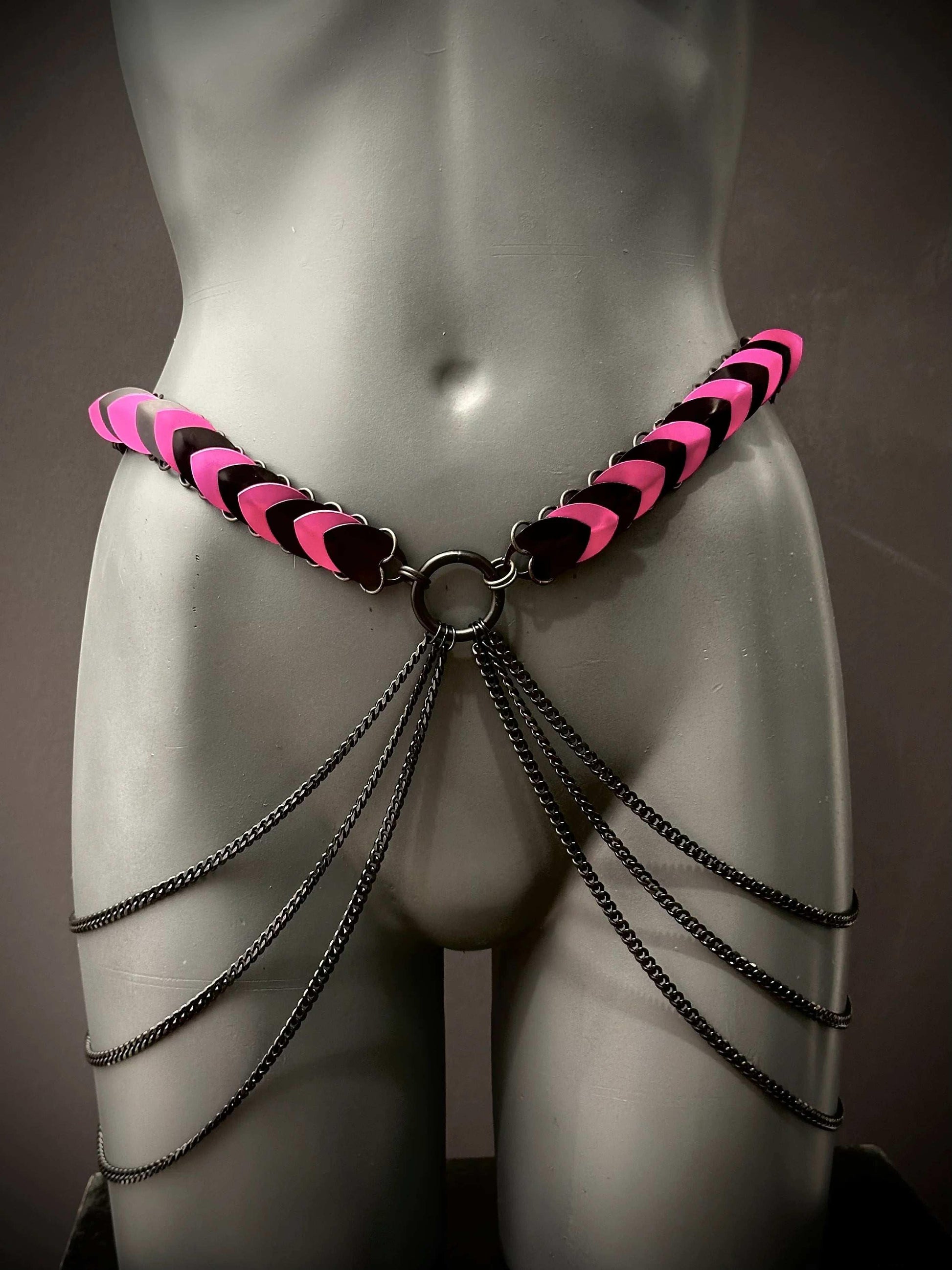 Armband-Harness schwarz-rosa mit Ketten an Schaufenstermodell, avantgardistischer Stil, mutig