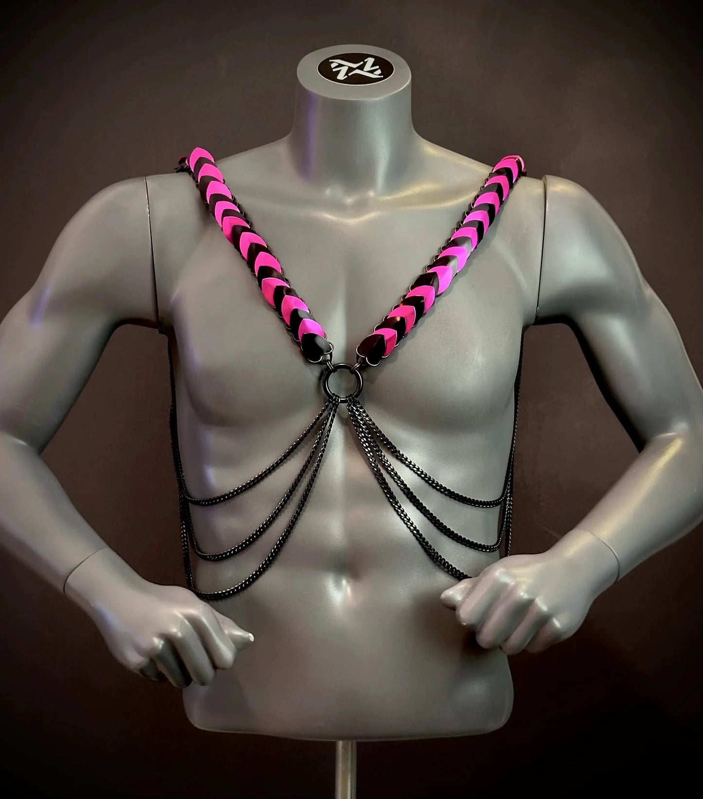 Ariv Herren Harness schwarz und pink mit geflochtenem Stil und kraftvollem Ausdruck