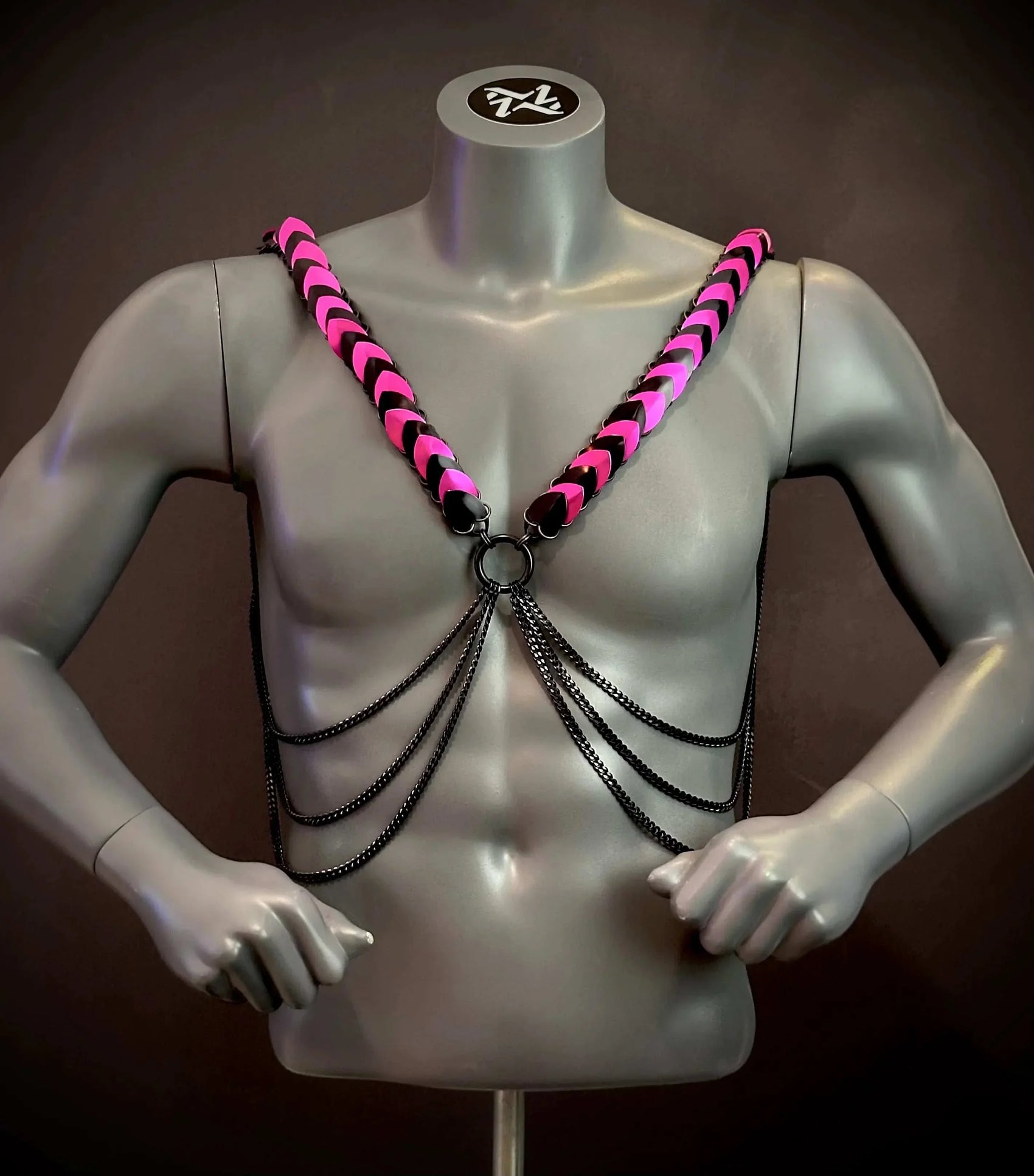 Ariv Herren Harness schwarz und pink mit geflochtenem Stil und kraftvollem Ausdruck