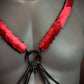 Ariv Harness in Schwarz und Rot, moderne Kettenoptik, kraftvoll und stilvoll