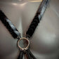 Schwarzer Ariv Harness mit Metallringen und Ketten, elegant und kraftvoll wirkend