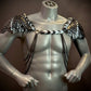 Armor Harness in Schwarz und Eisfarben mit Schuppenstil und Ketten, stark und mutig