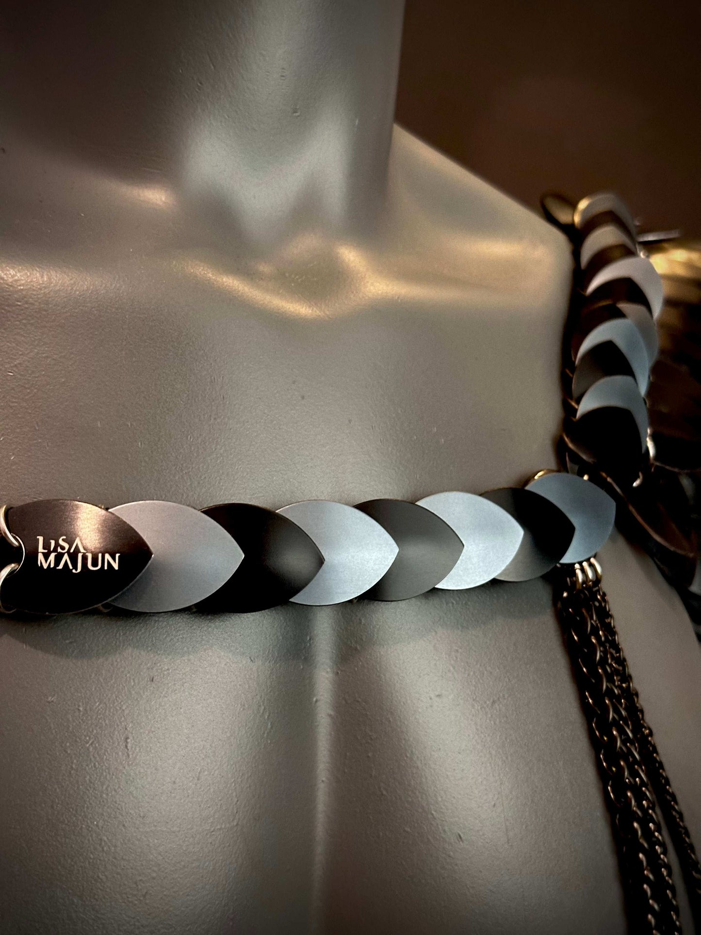 Lisa Majun Armor Harness mit schwarzen und silbernen Schuppen, modernes Design, kraftvoll und elegant