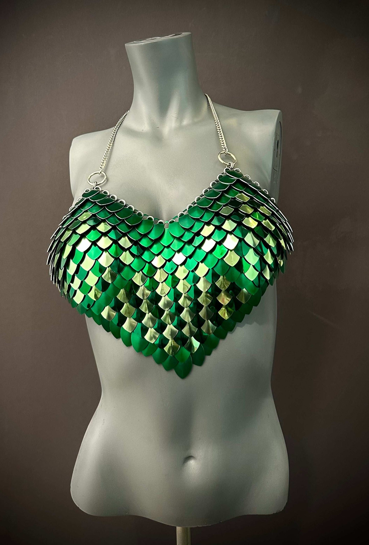 Diana Top mit grünen Metallic-Schuppen, futuristischer Festival-Style, auffällig und selbstbewusst