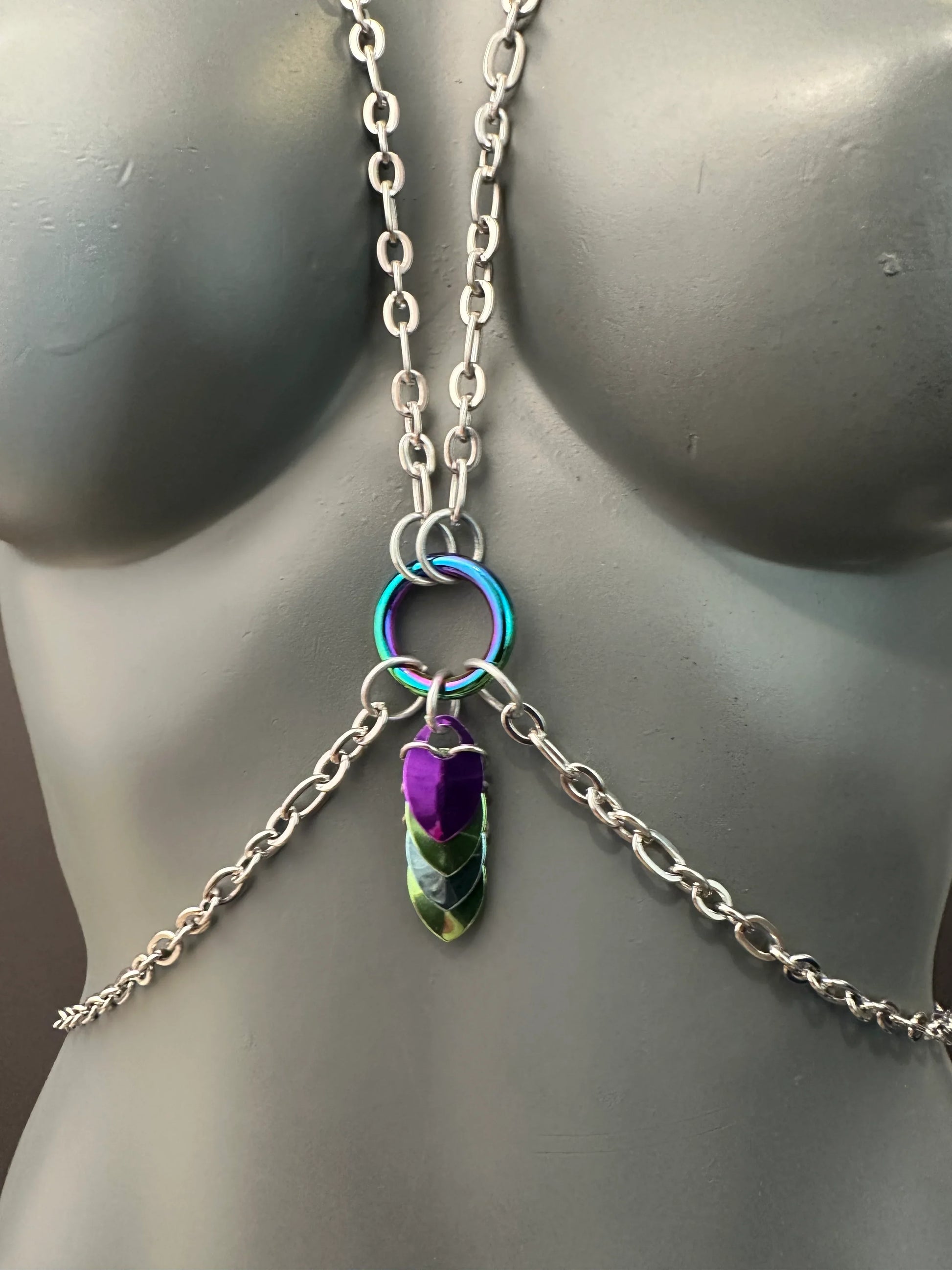 Freyja Bodychain aus silberner Gliederkette mit lila und limefarbenen Schmuckelementen, elegant und verspielt
