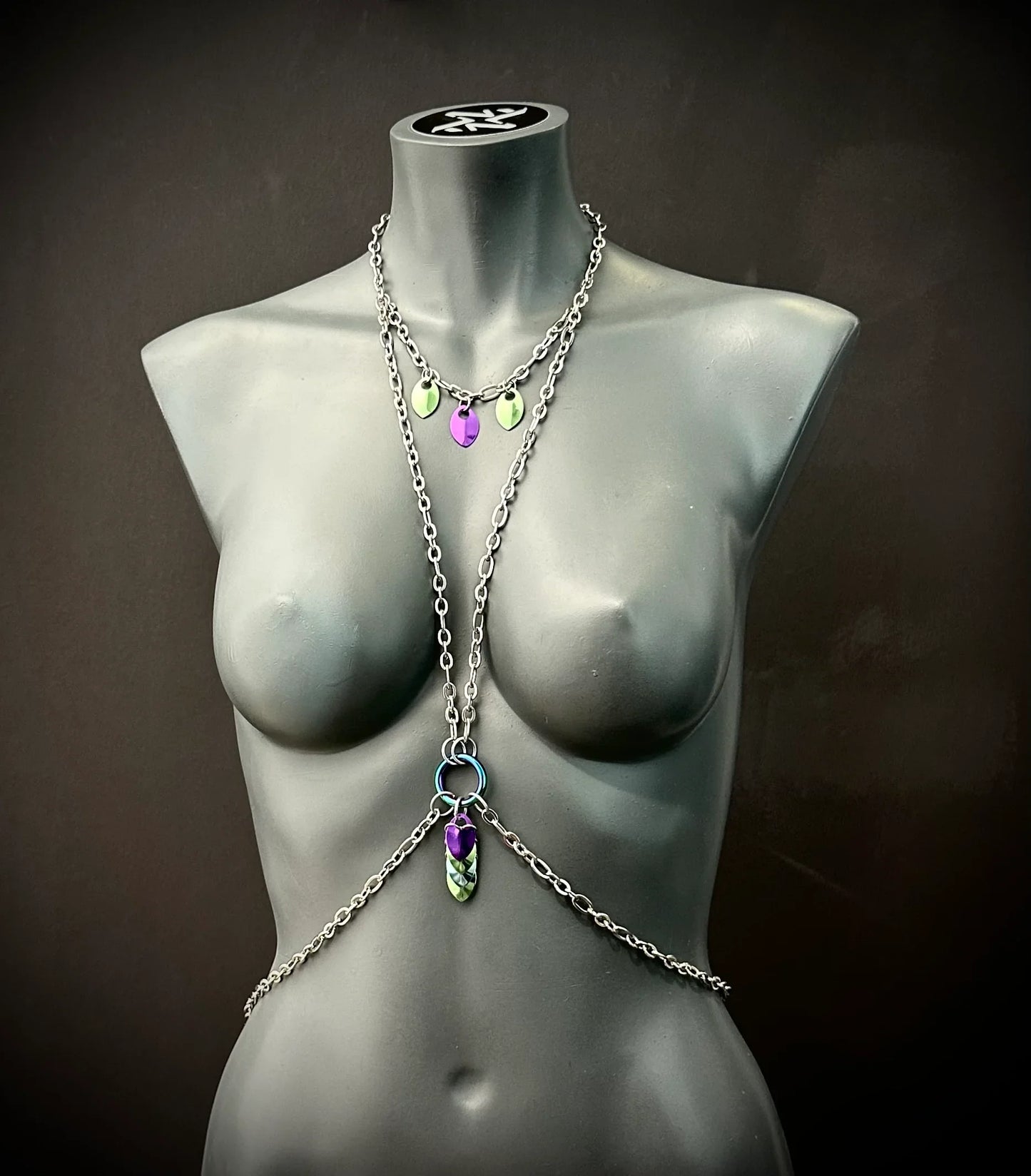 Freyja Bodychain aus silberner Kette mit lila und limettengrünen Anhängern, modern und elegant