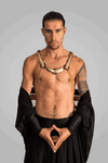 Goldfarbener Model Harness mit Ketten, schwarzer Rock und elegante Pose, selbstbewusst und stark