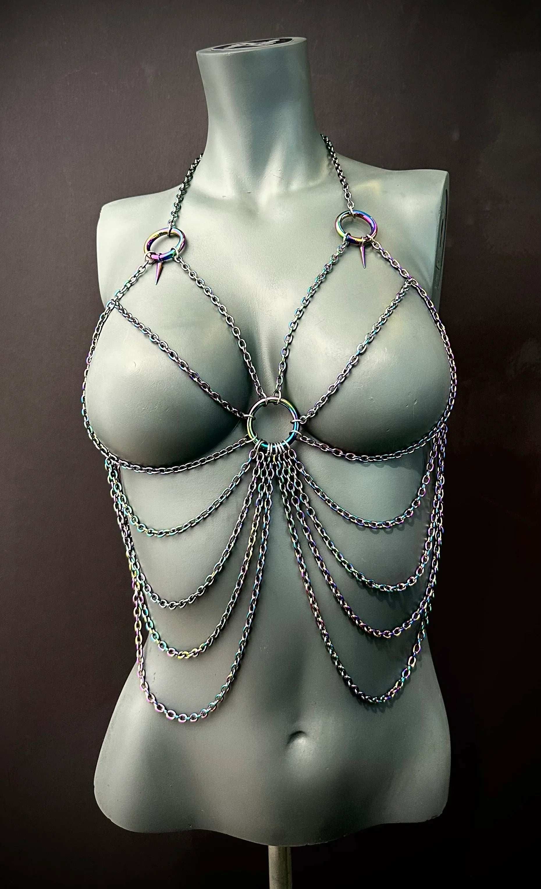 Medusa Chain Top bunt schimmernd, Ketten-Style, edgy und selbstbewusst auf grauem Torso
