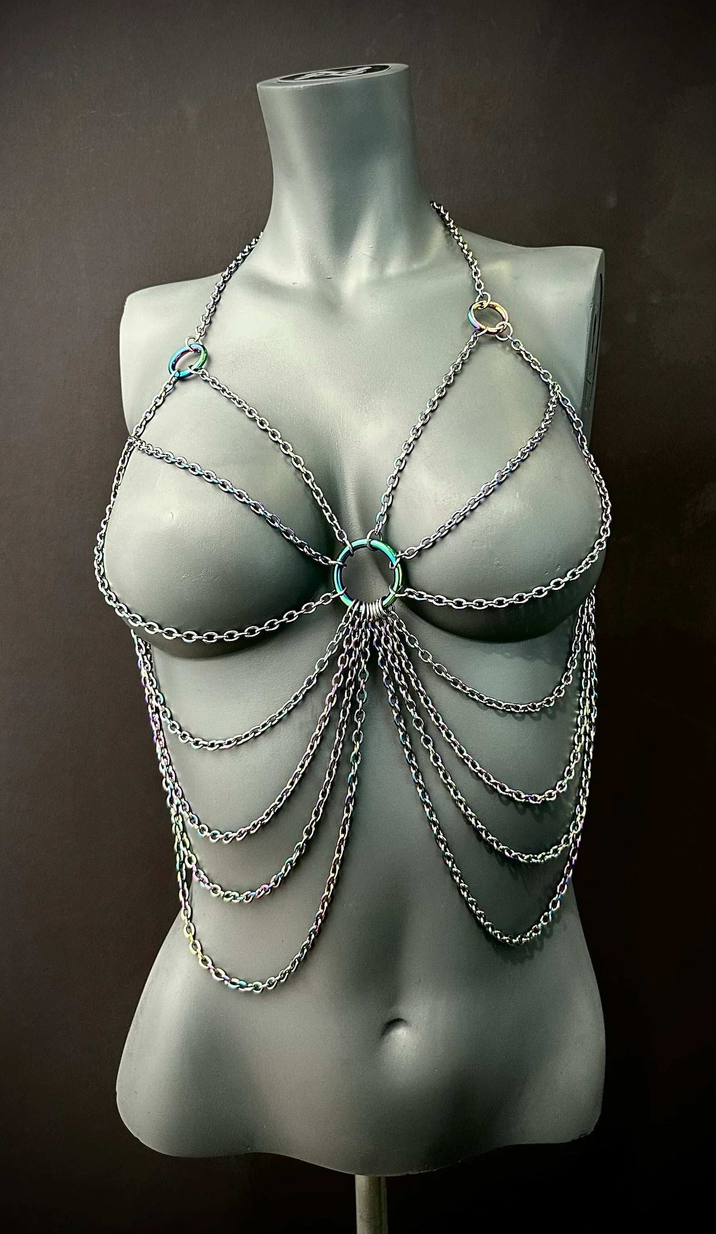 Ketten-Top Medusa aus silberfarbener Metallkette, mehrreihig, elegant und kraftvoll