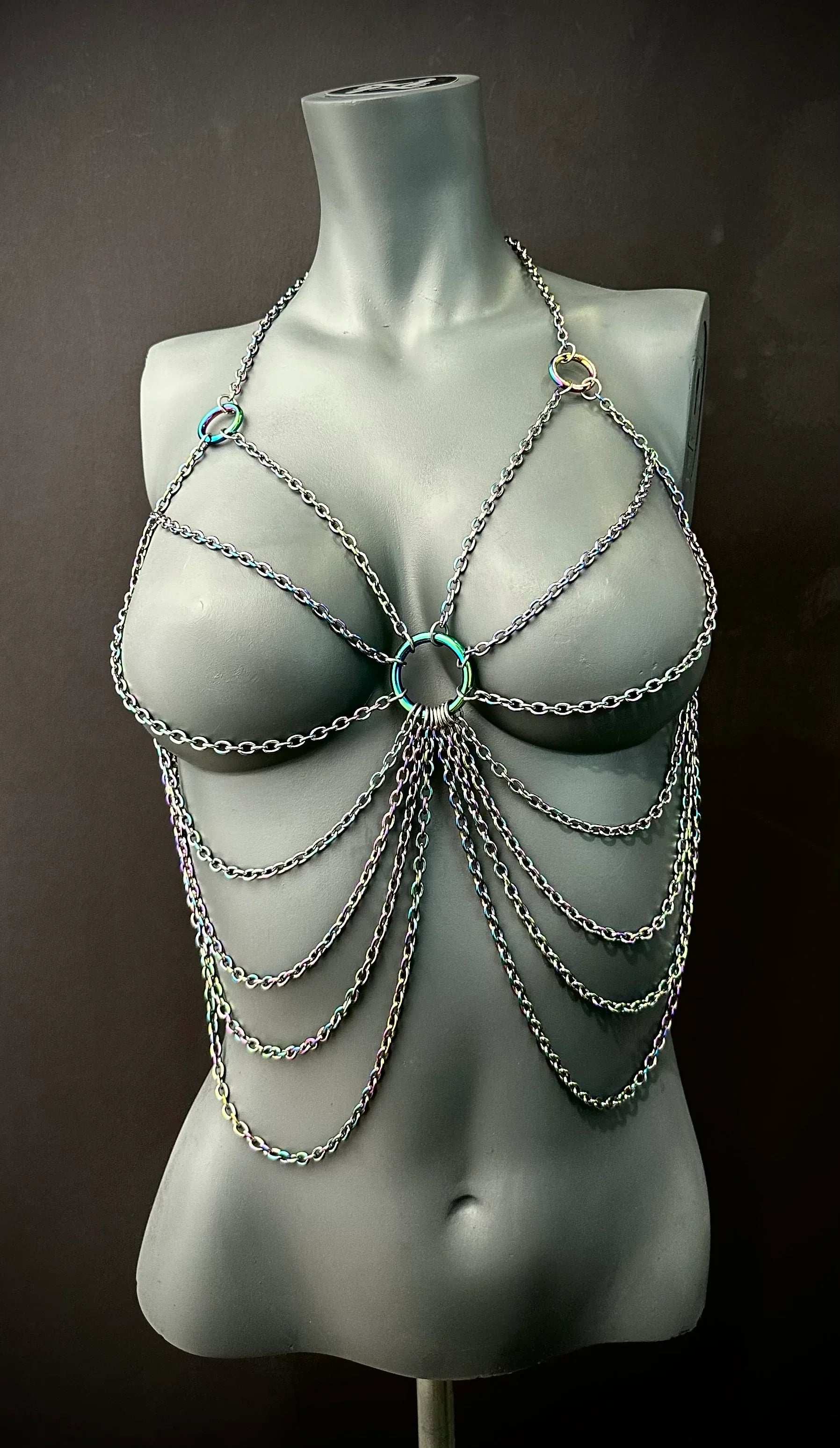 Ketten-Top Medusa aus silberfarbener Metallkette, mehrreihig, elegant und kraftvoll