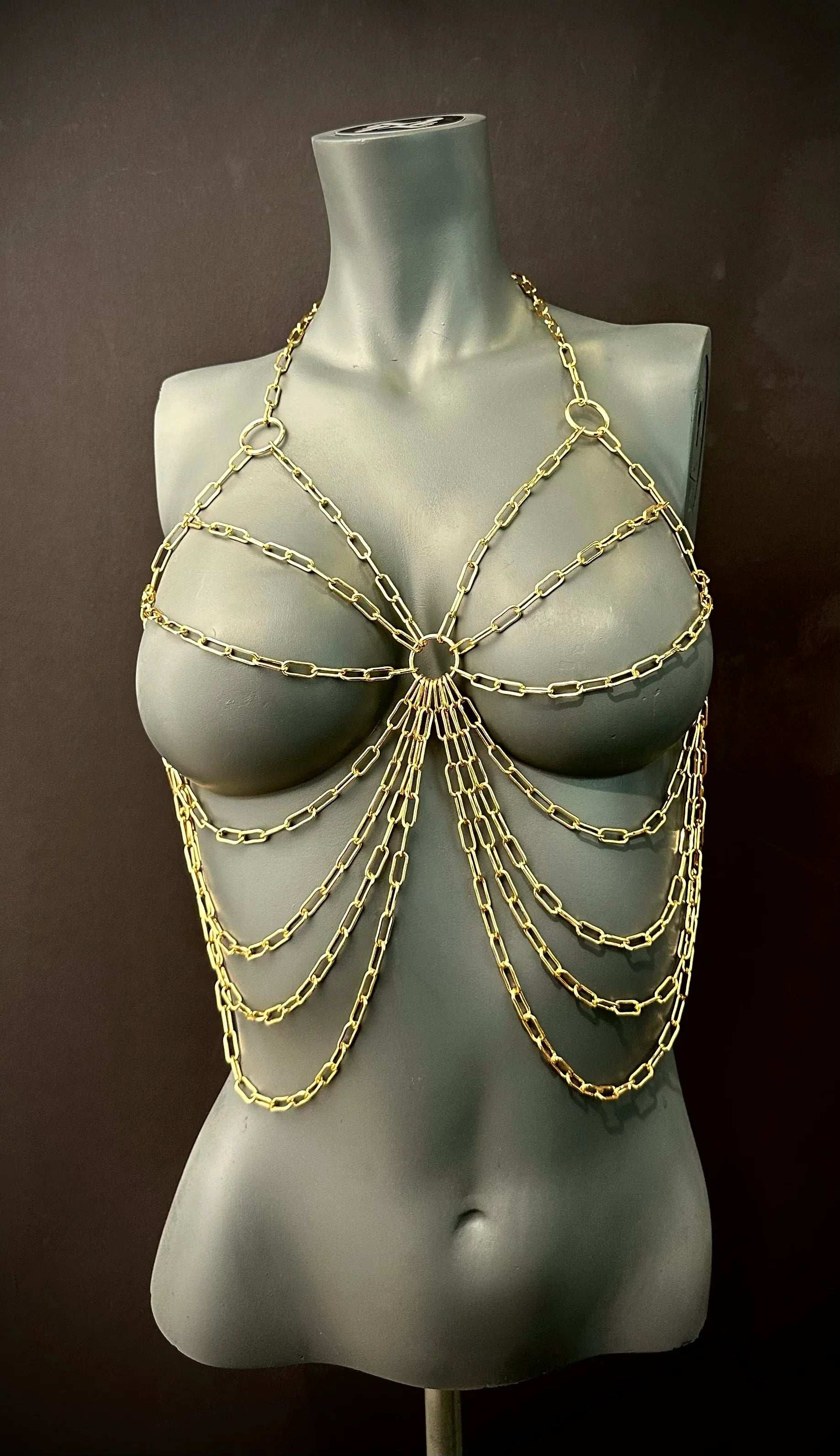 Goldene Medusa Chains Top in auffälligem Kettendesign, elegant und sinnlich