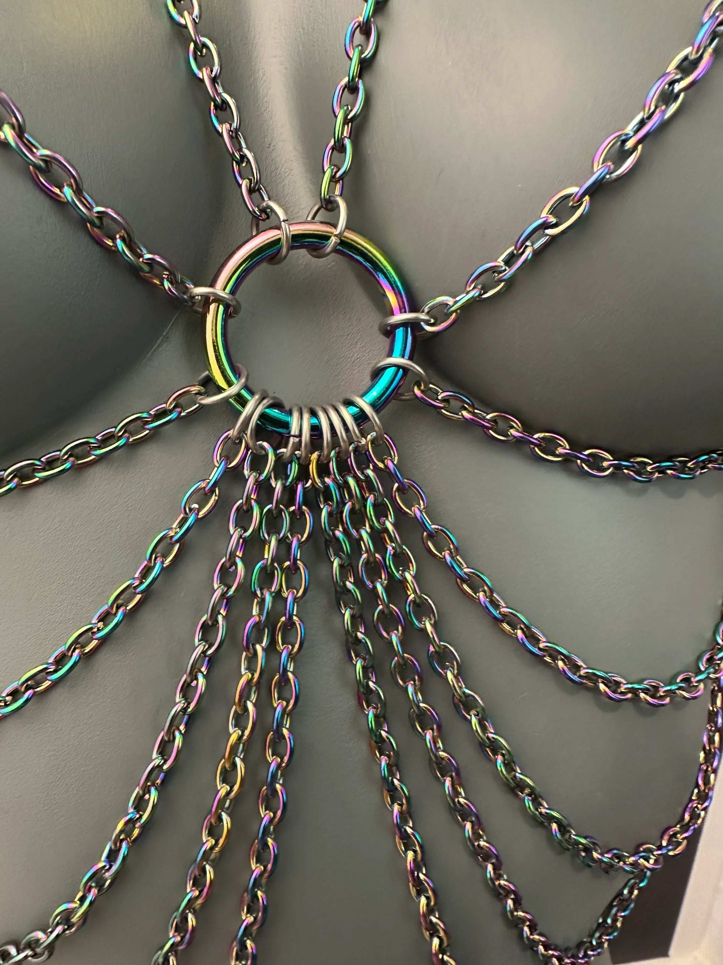 Medusa Chaintop Produkt mit regenbogenfarbenen Ketten, stilvoll und kraftvoll