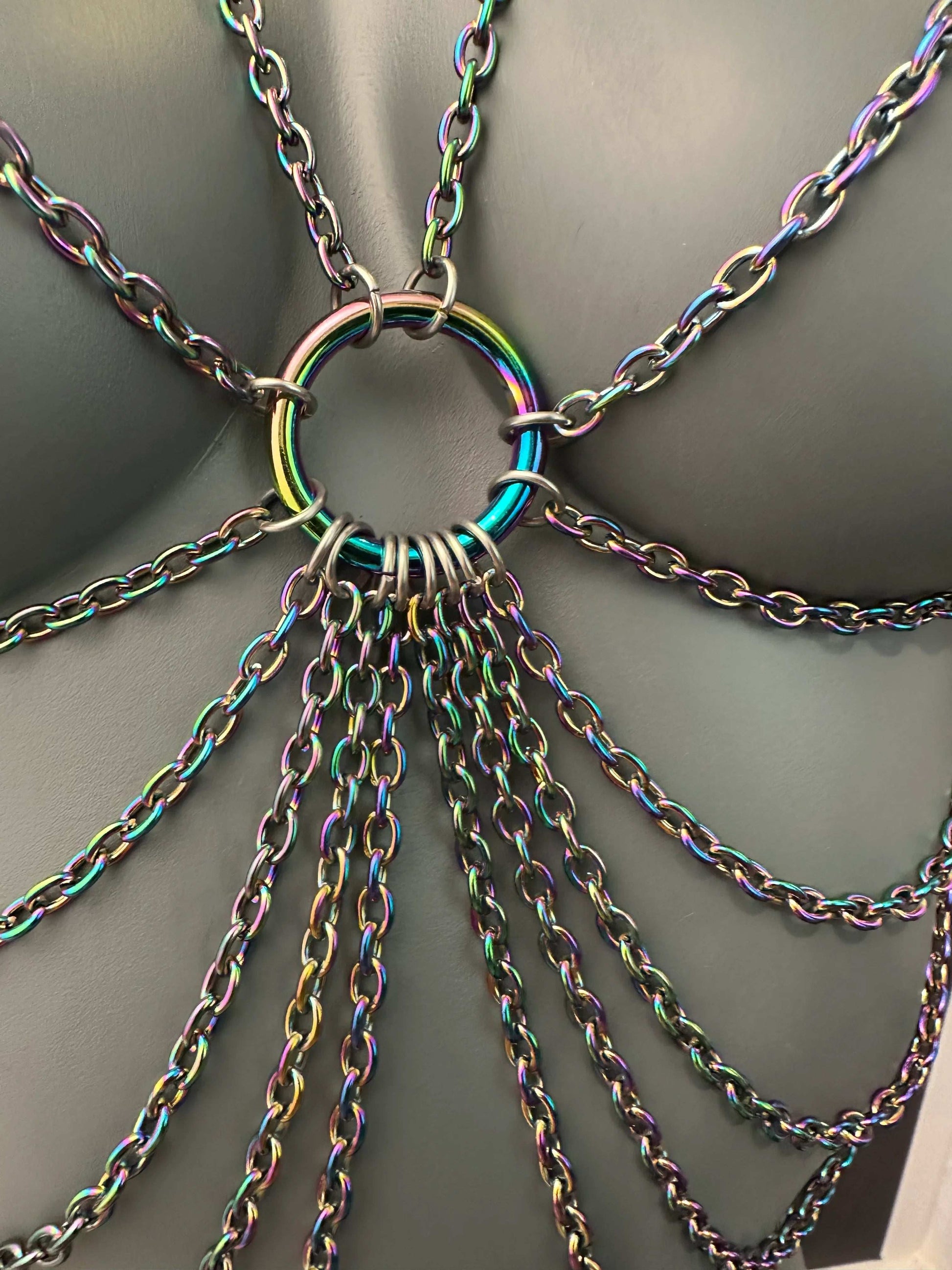 Medusa Chaintop Produkt mit regenbogenfarbenen Ketten, stilvoll und kraftvoll