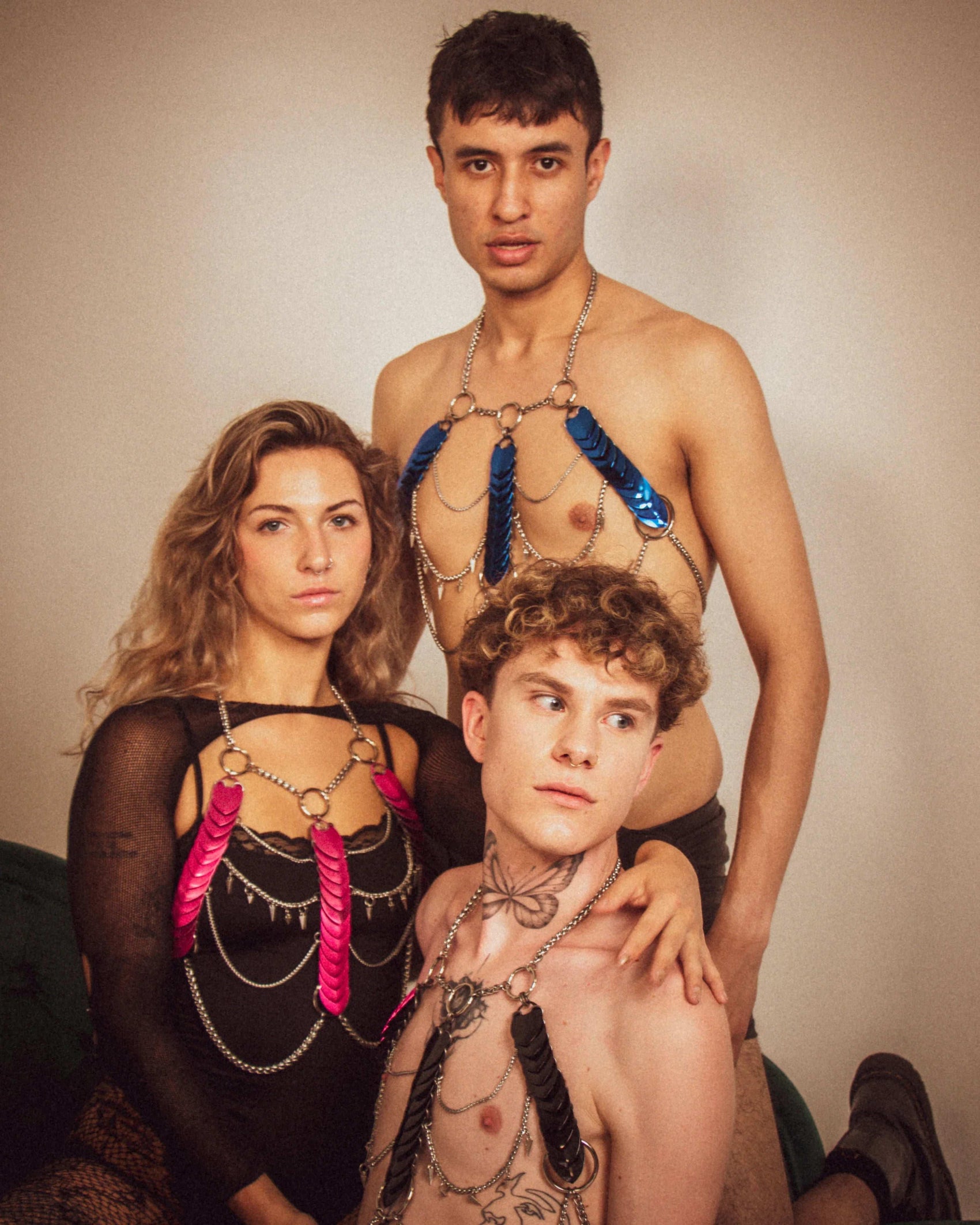 Ketten-Accessoires in Pink, Blau und Schwarz, ausgefallen und edgy, moderne Fashion mit selbstbewusster Ausstrahlung