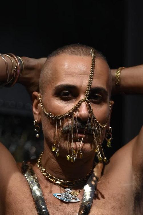 Model Mirco , trägt eine goldene gesichtskette