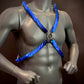 Harness, blau mit metallischen Ringen und Textur, maskulin und kraftvoll am grauen Schaufenster