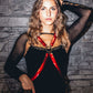 Lisa Majun Xenia Harness rot Satin, schwarzer Netzbody, selbstbewusst und sinnlich