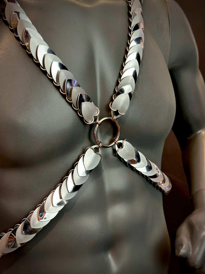 Schulterharness aus silbernem Metall mit Herzplatten, glänzend und kraftvoll, selbstbewusst