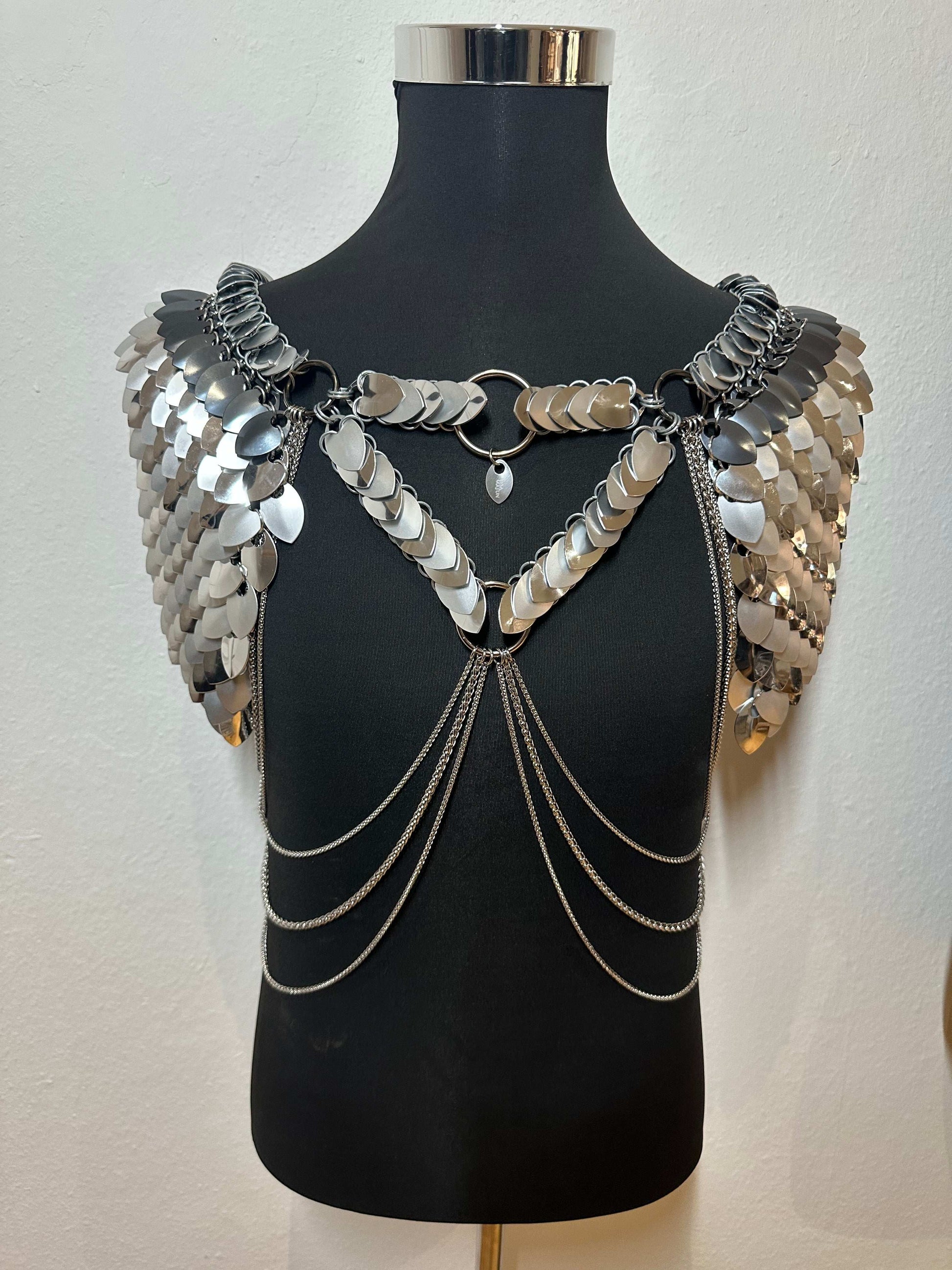 Xerxes Harness silberfarben mit glänzenden Plättchen und Ketten, edel und kraftvoll