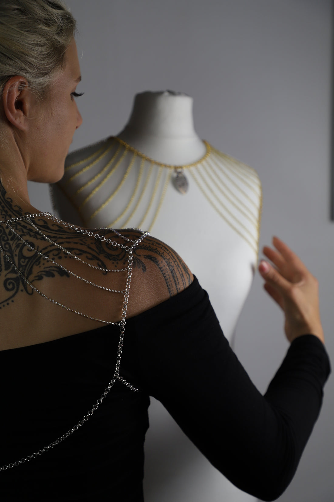 Lisa majun from the back, showing two Bodychain ,silver and gold 