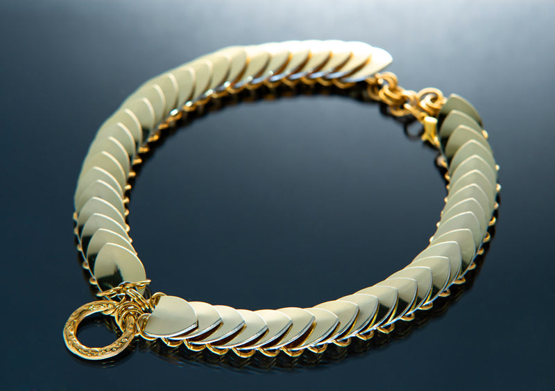 24k Gold Choker mit glänzenden Schuppen-Elementen, elegant und edel, strahlt Luxus aus
