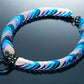 Lisa Majun Choker mit blauen, lila und pinkfarbenen Schuppen, moderner Stil, elegant und lebendig