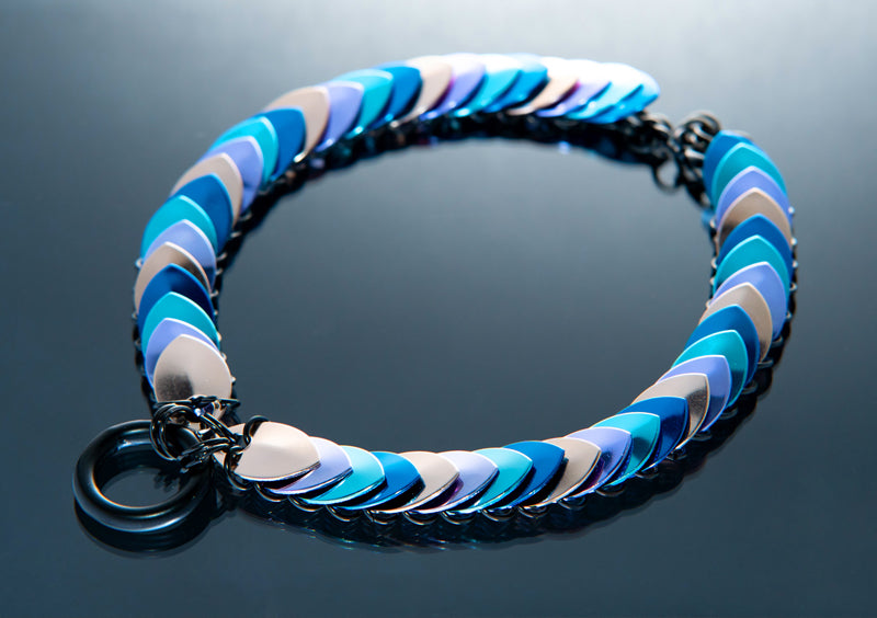 Lisa Majun Choker mit blauen, lila und pinkfarbenen Schuppen, moderner Stil, elegant und lebendig