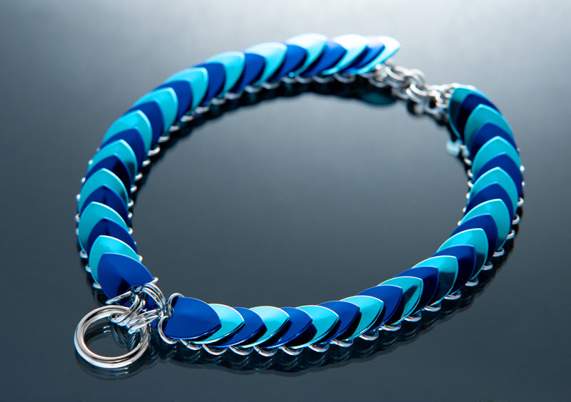 Kette Lisa Majun Choker blau Mix, eleganter Stil, strahlt Frische und Modernität aus