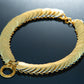 Goldener Lisa Majun Choker mit mattem Finish, eleganter Stil, edel und modern