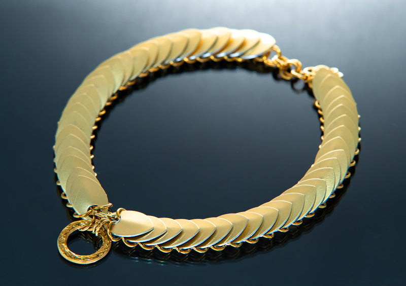 Goldener Lisa Majun Choker mit mattem Finish, eleganter Stil, edel und modern