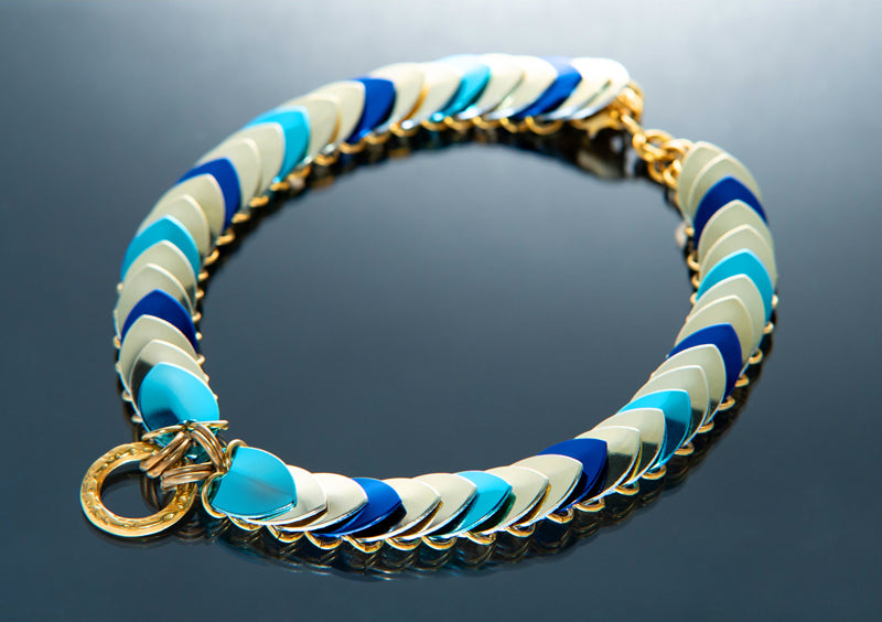 Kette Gold mit Blau- und Violetttönen, modernes Design, stilvoll und elegant