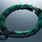Grüner und schwarzer Lisa Majun Choker mit modernem Stil, wirkt elegant und selbstbewusst