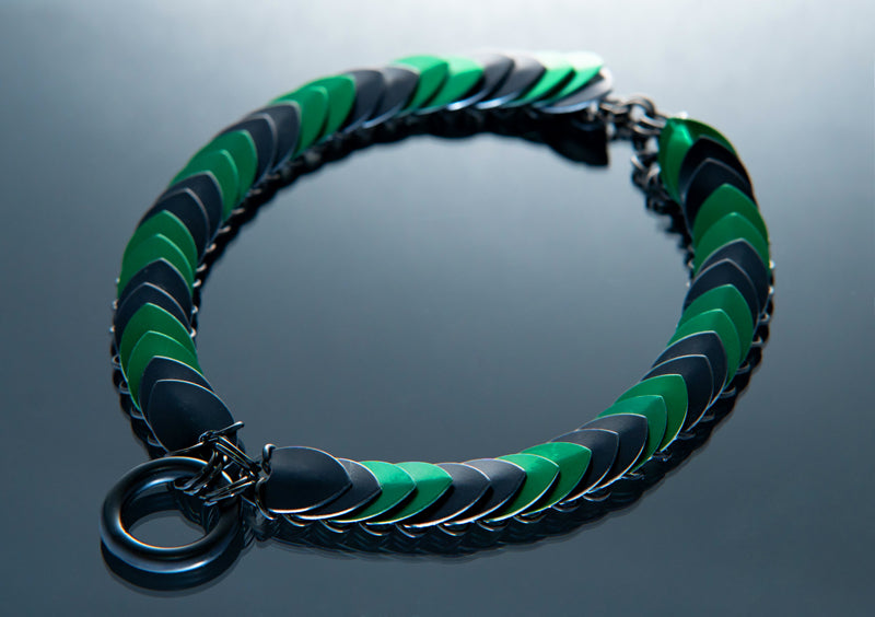 Grüner und schwarzer Lisa Majun Choker mit modernem Stil, wirkt elegant und selbstbewusst