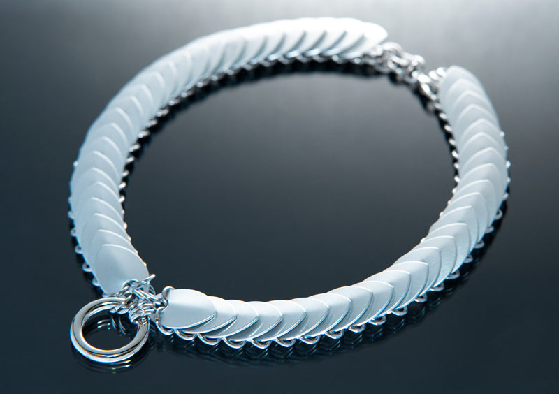 Choker Silber mit mattem Frost-Finish, moderner Stil, elegant und kühl wirkend