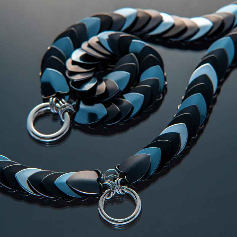 Produkt chain with black and blue scales, sleek style, modern and bold emotion