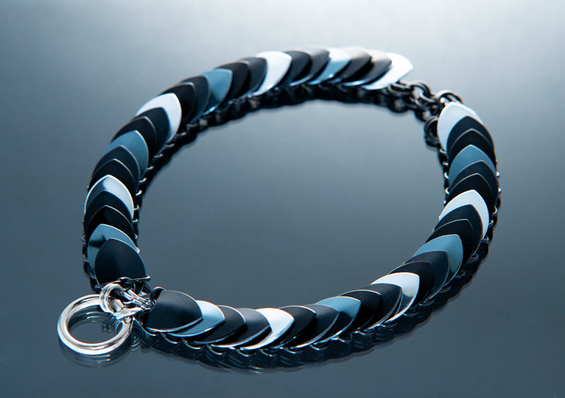 Schwarzer und silberner Lisa Majun Choker mit modernem Design und eleganter Ausstrahlung