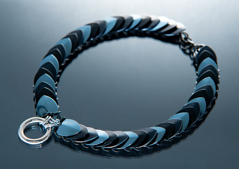 Schwarzer Lisa Majun Choker im modernen, glänzenden Stil mit eleganter, kühler Ausstrahlung