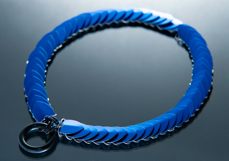 Choker Halskette in mattem Blau mit modernem Design, elegant und kraftvoll