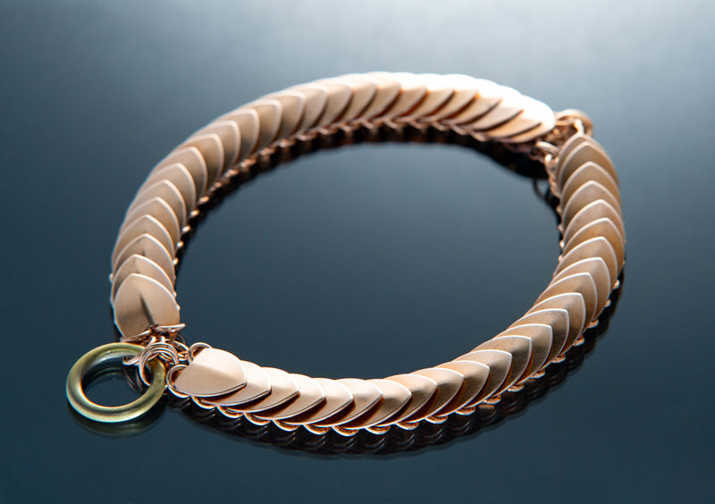 Bronzener Choker mit schuppenartigem Design und grüner Ringverzierung, elegant und stilvoll