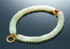 Leuchtendes Choker-Halsband in Weiß und Gold, modernes Schmuckdesign, strahlt Eleganz aus