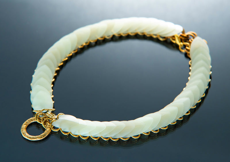 Leuchtendes Choker-Halsband in Weiß und Gold, modernes Schmuckdesign, strahlt Eleganz aus