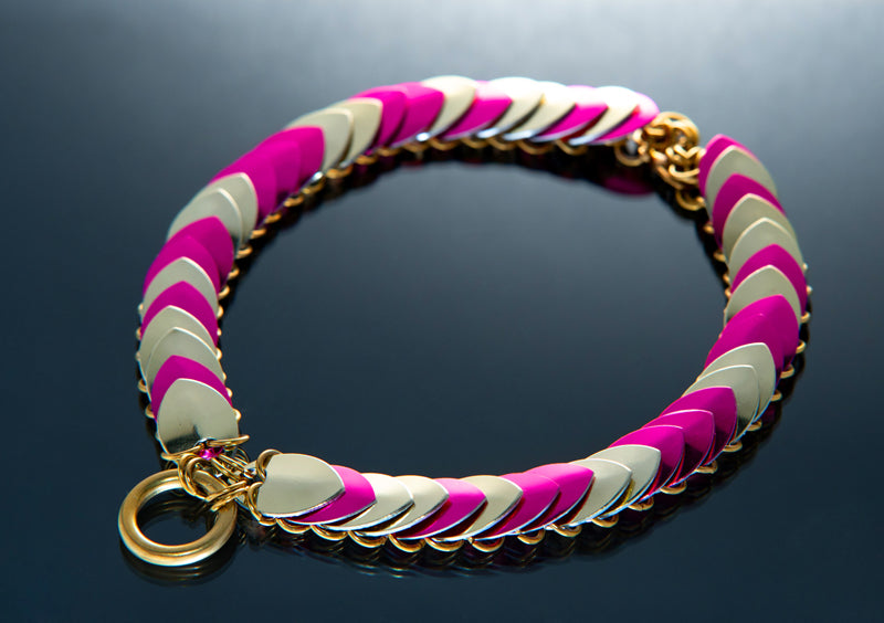 Choker in Pink und Gold, modern und elegant, vermittelt Stil und Selbstbewusstsein