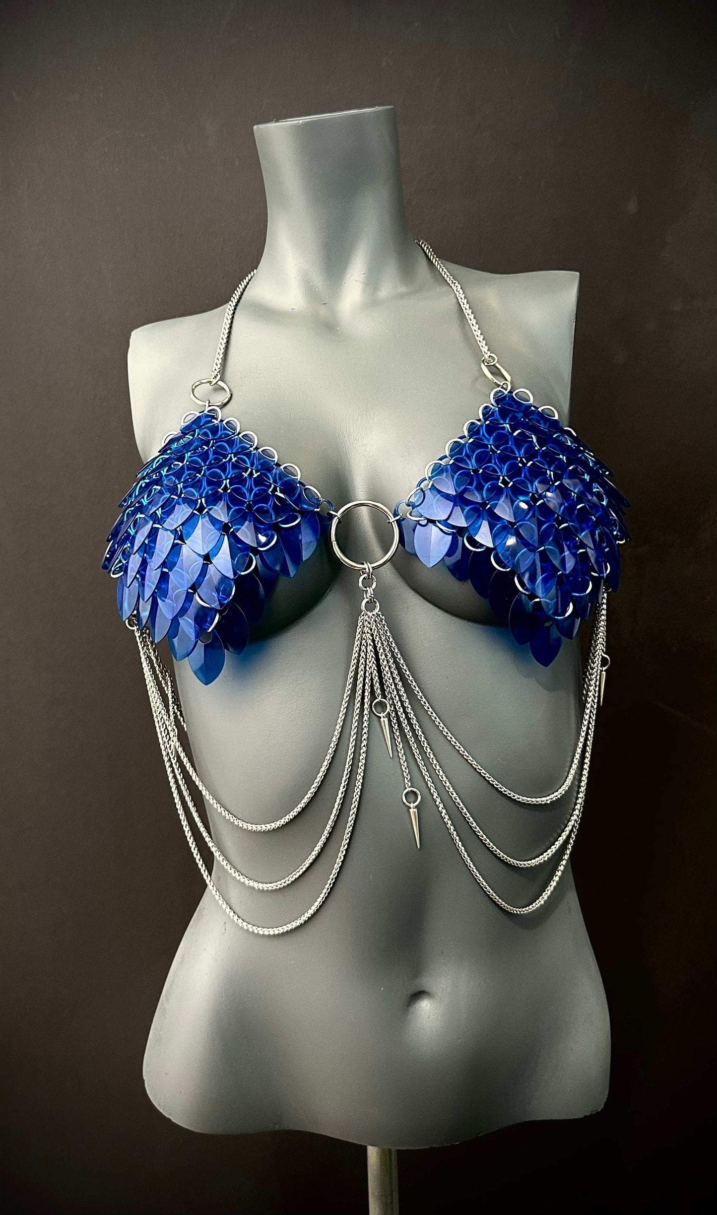 Blaue PVC-BH mit silbernen Ketten und verspielt-futuristischem Design strahlt Selbstbewusstsein aus
