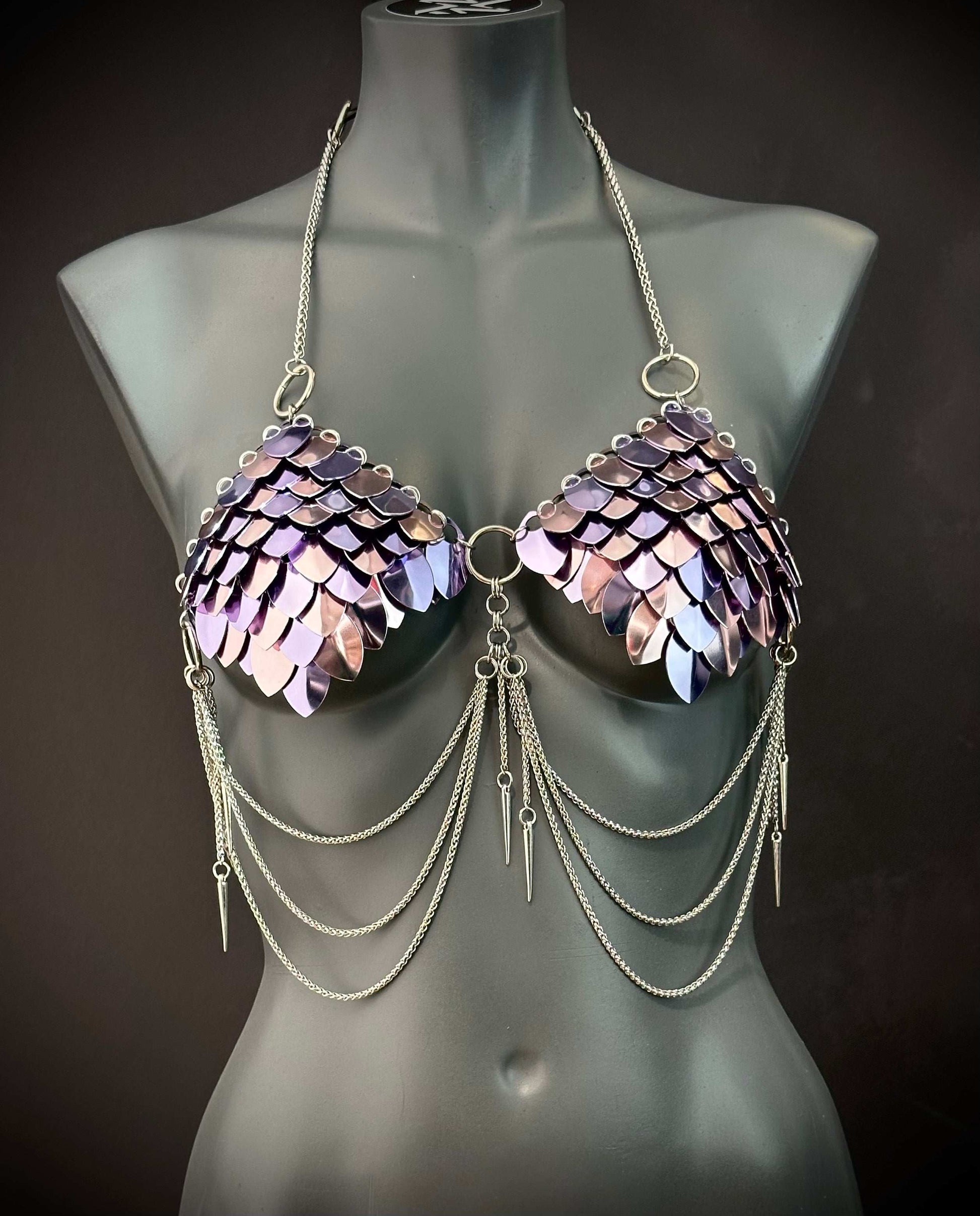 Metallic Bikini mit hellvioletten und pinken Schuppen, Ketten und spitzem Anhänger, avantgardistisch und mutig