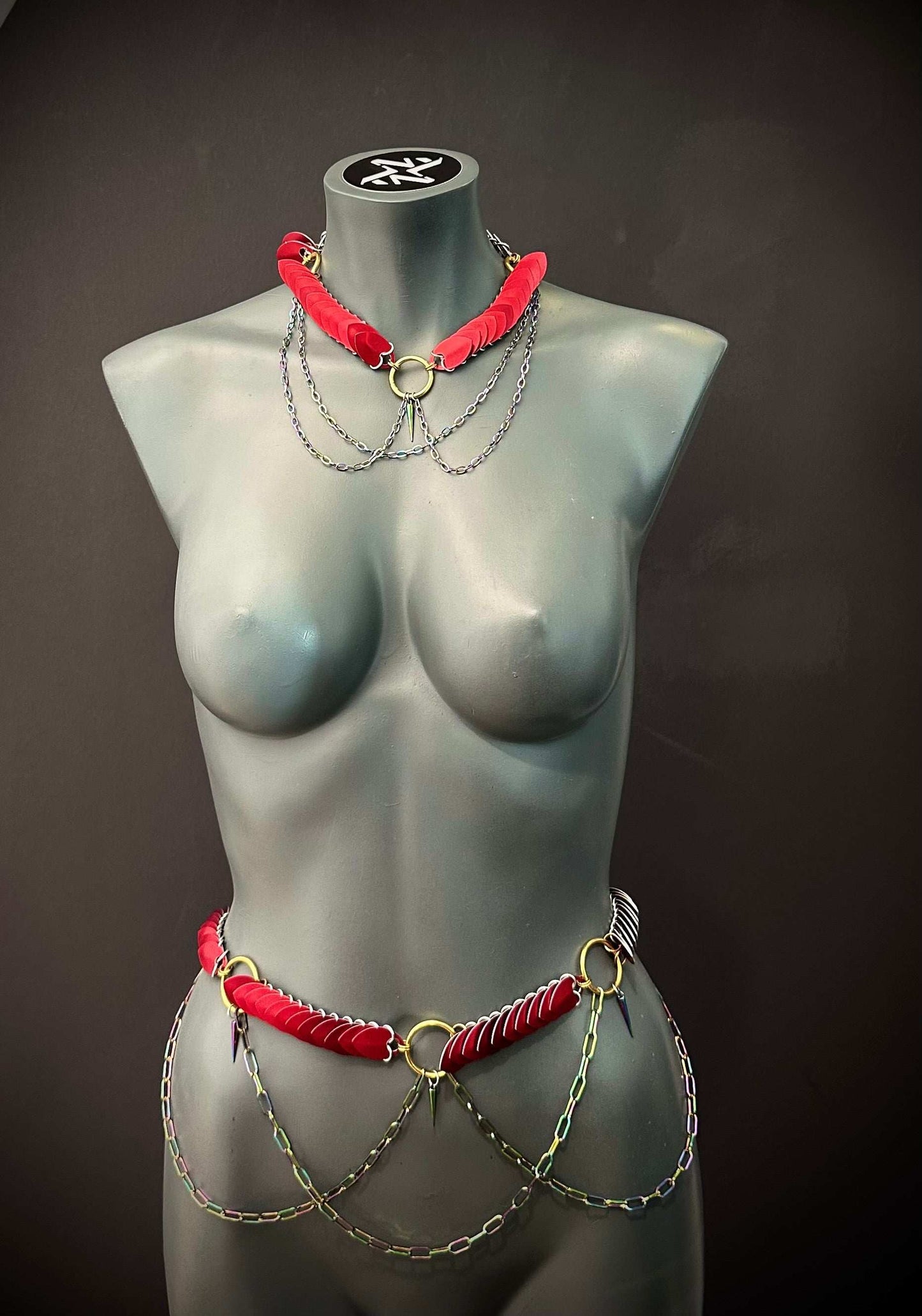 Cleopatra Set Schmuck in Rot mit Ketten und goldenen Ringen, stylisch und mutig