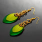 Ohrringe grün-limettengrün, eleganter Stil mit goldfarbenen Ketten, lebendig und frisch