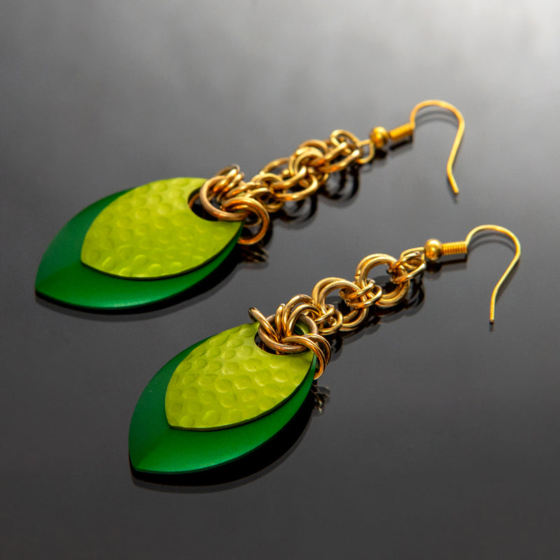 Ohrringe grün-limettengrün, eleganter Stil mit goldfarbenen Ketten, lebendig und frisch